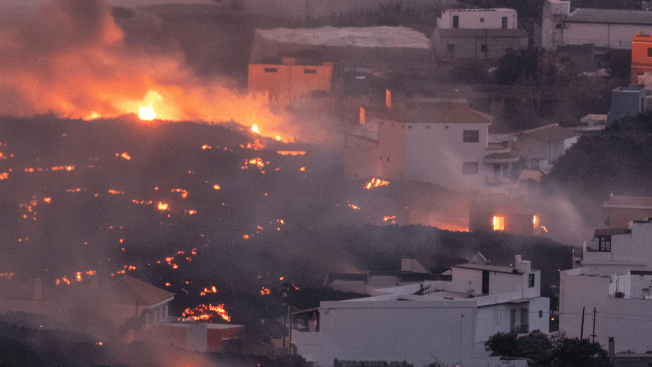 Die Lage auf La Palma verbessert sich nicht, der Vulkan bricht weiter aus und es kommt immer wieder zu Erdbeben. Auf dem Foto (aufgenommen am 23. Oktober 2021) sieht man Lava, welche durch den Ort „La Laguna“ fließt.