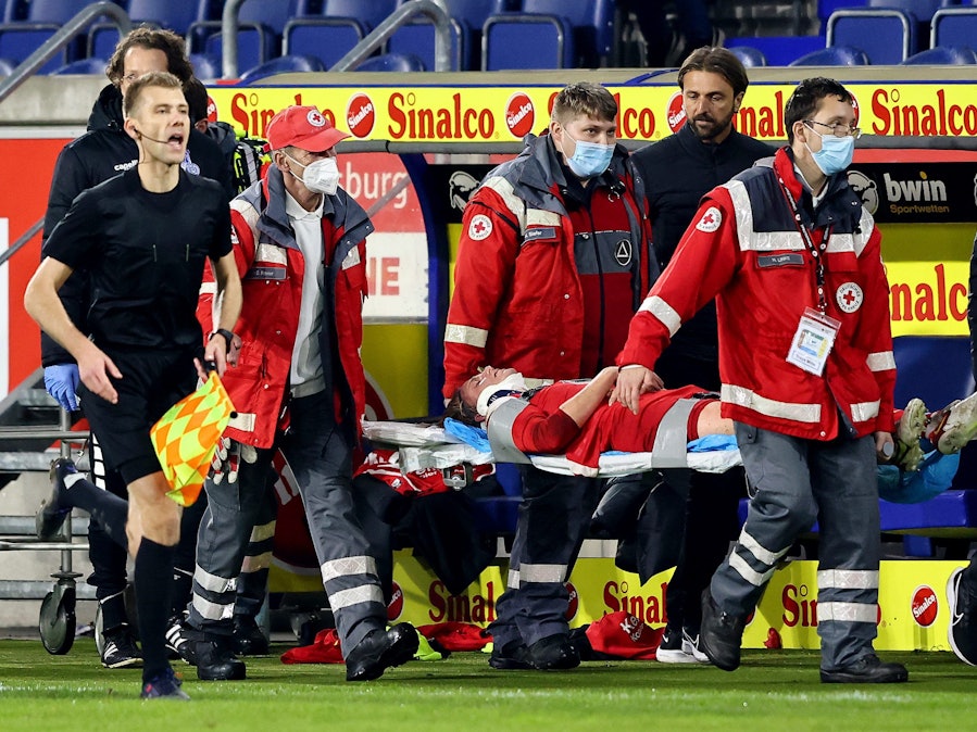 Felix Götze muss nach einem Zusammenprall vom Platz getragen werden.