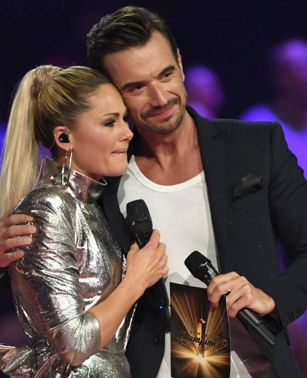 dpatopbilder - 12.01.2019, Berlin: Schlagerchampions - Das große Fest der Besten, Live-Show im Ersten mit Gastgeber Florian Silbereisen. Florian Silbereisen steht mit seiner früheren Lebensgefährtin, der Sängerin Helene Fischer, auf der Bühne. Foto: Jens Kalaene/dpa +++ dpa-Bildfunk +++ +++ dpa-Bildfunk +++