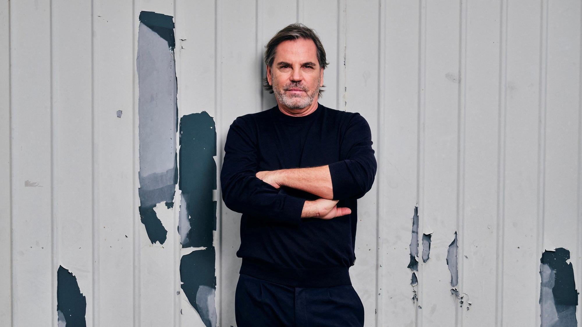 Spielerberater Volker Struth vor einer Garage