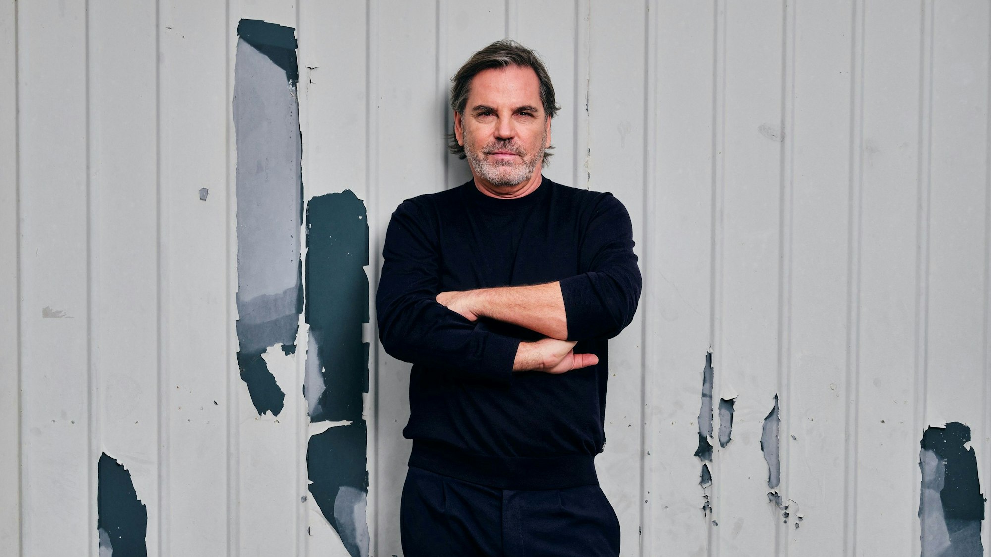 Spielerberater Volker Struth vor einer Garage