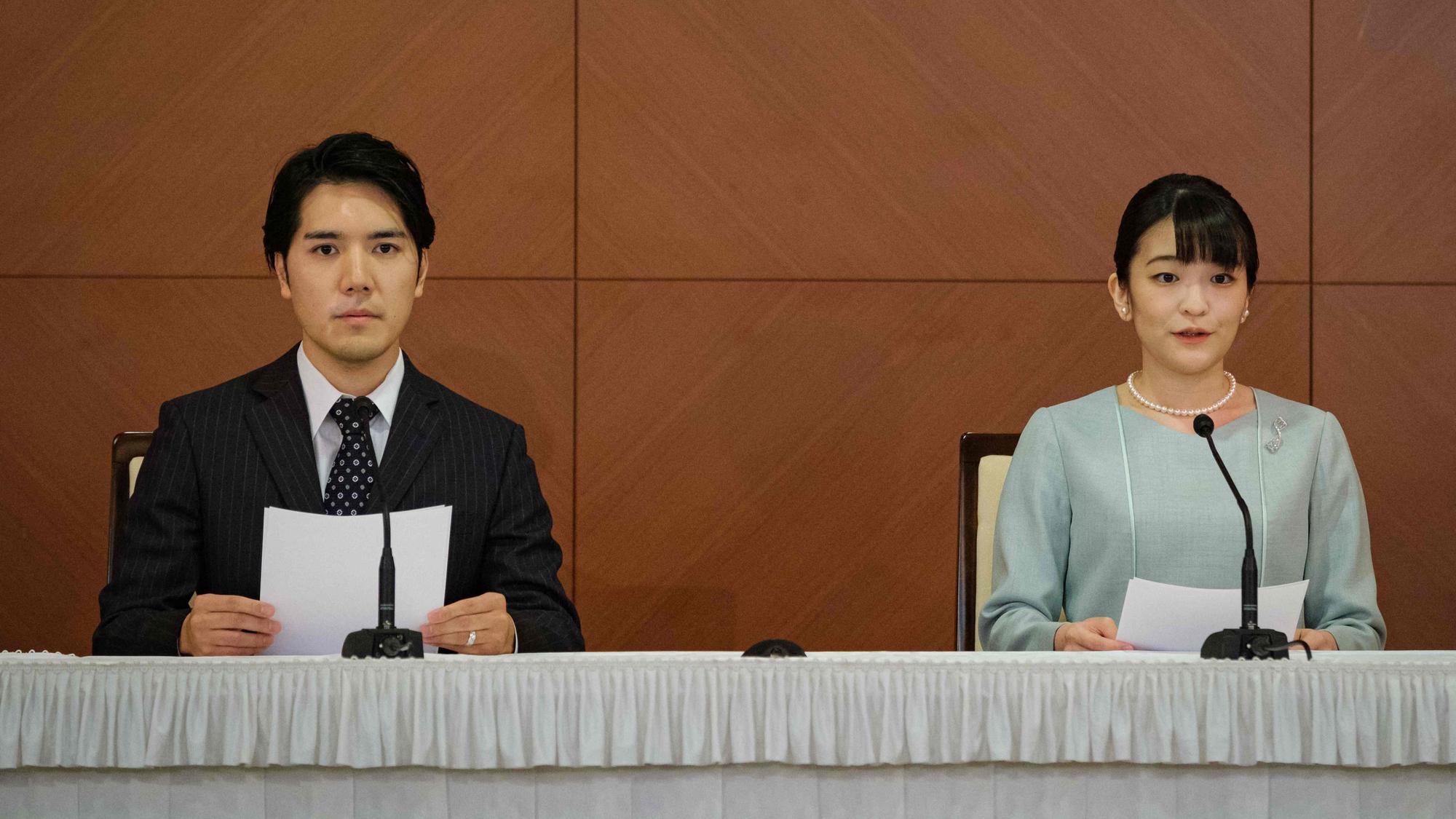 Prinzessin Mako und ihr Ehemann Kei Komuro verkünden am 26. Oktober 2021 ihre Ehe auf einer Pressekonferenz.