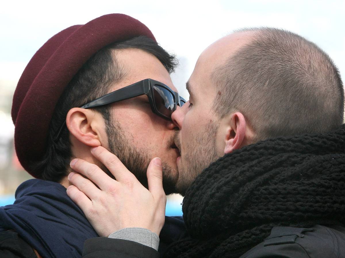Zwei Männer küssen sich 2012 in Berlin beim öffentlichen „Kiss-In“ des schwulen Anti-Gewalt-Projektes Maneo.