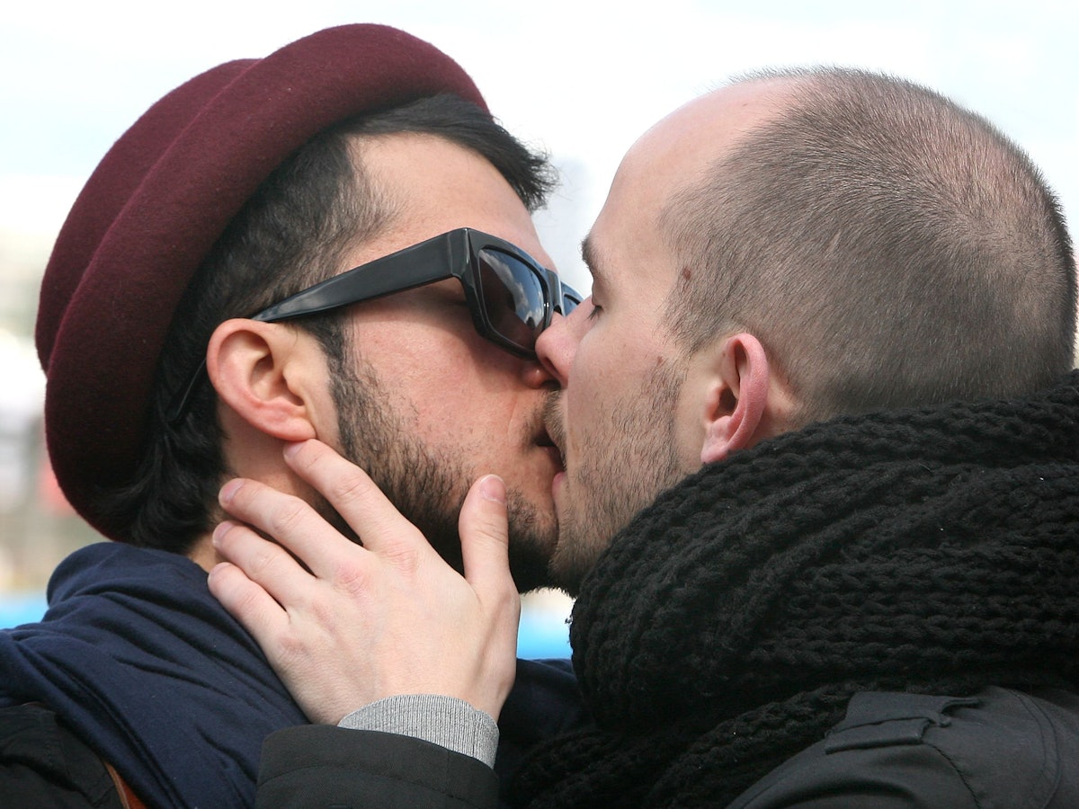 Zwei Männer küssen sich 2012 in Berlin beim öffentlichen „Kiss-In“ des schwulen Anti-Gewalt-Projektes Maneo.