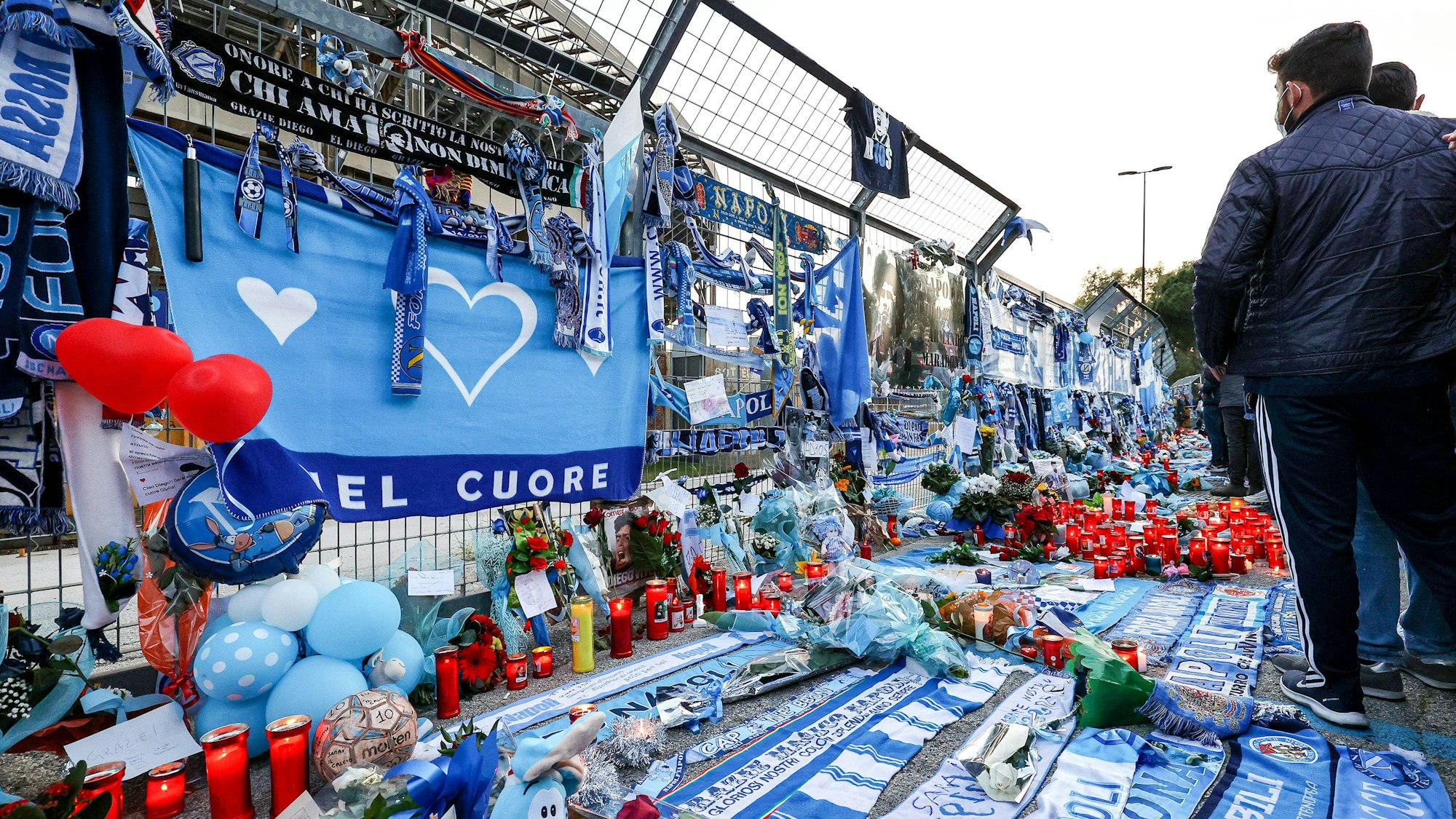 Schals, Luftballons, Kerzen und Kränze liegen vor dem Stadion der SSC Neapel.