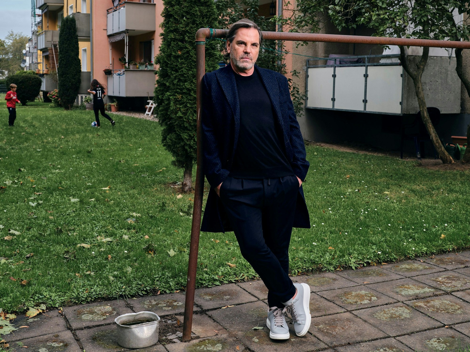 Volker Struth lehnt an einer alten Stange.