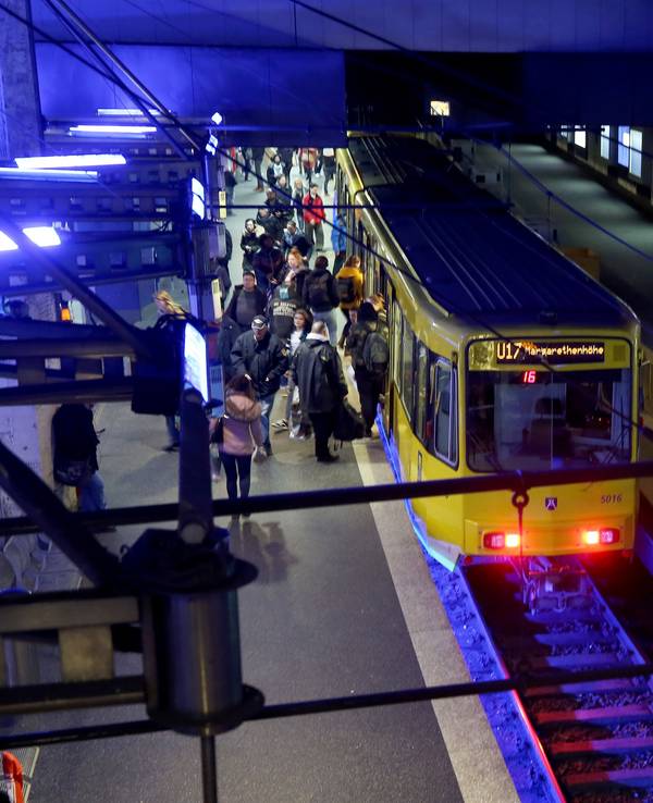 Menschen steigen in eine U-Bahn unter dem Essener Hauptbahnhof.