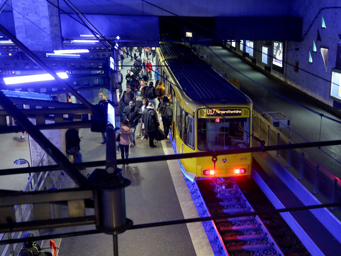 Menschen steigen in eine U-Bahn unter dem Essener Hauptbahnhof.