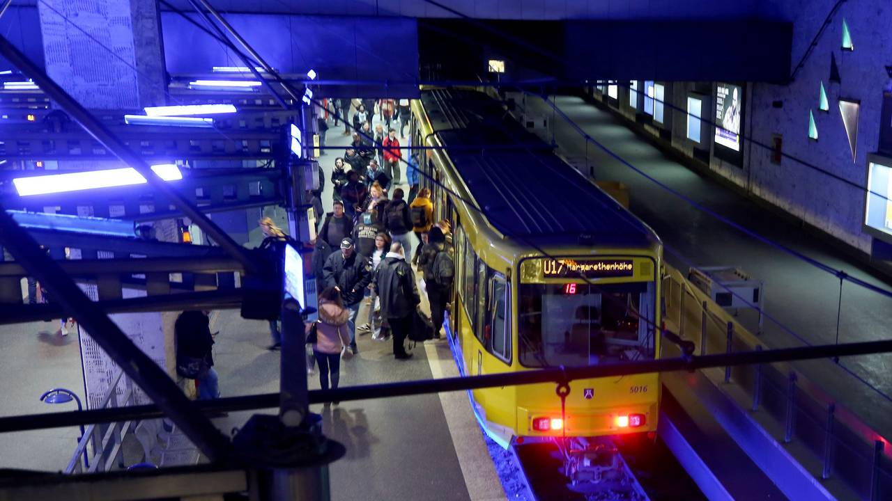 Menschen steigen in eine U-Bahn unter dem Essener Hauptbahnhof.