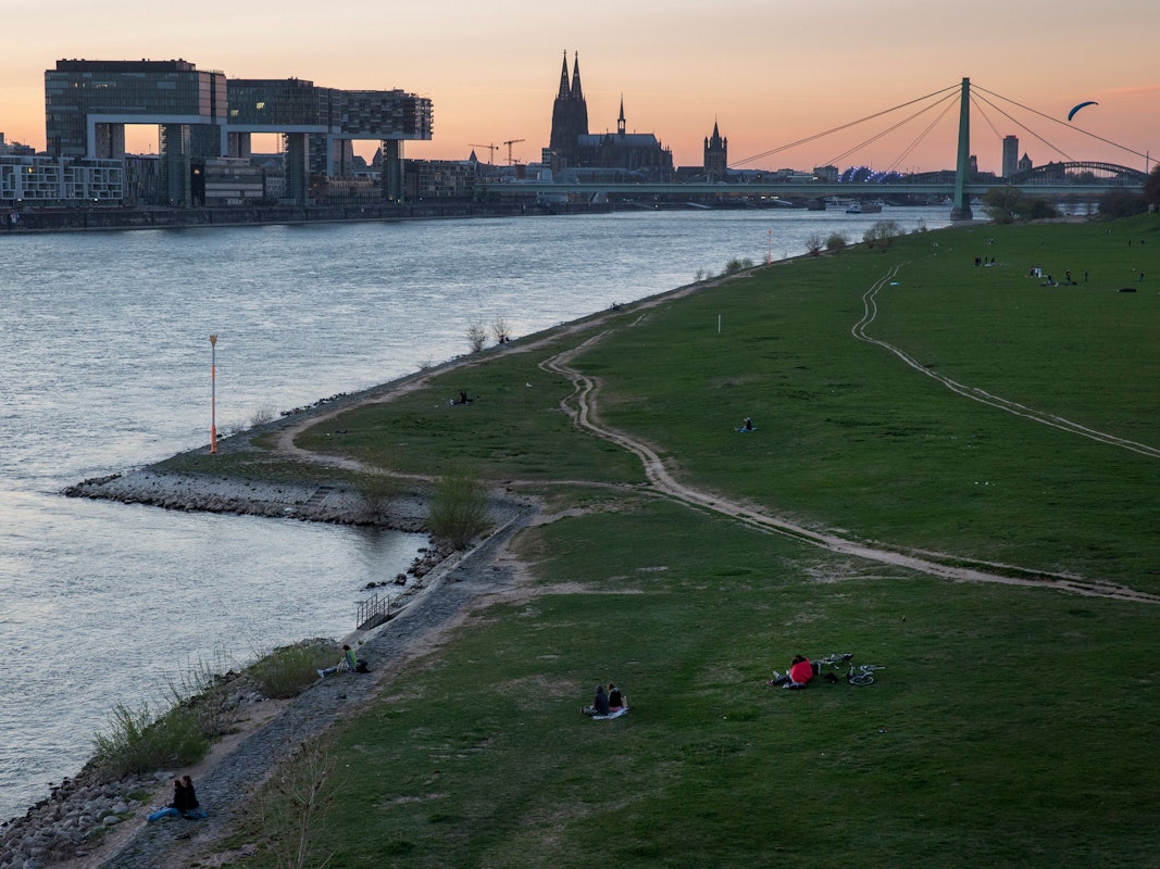 Abendstimmung auf den Poller Wiesen in Köln am 1. April 2021.