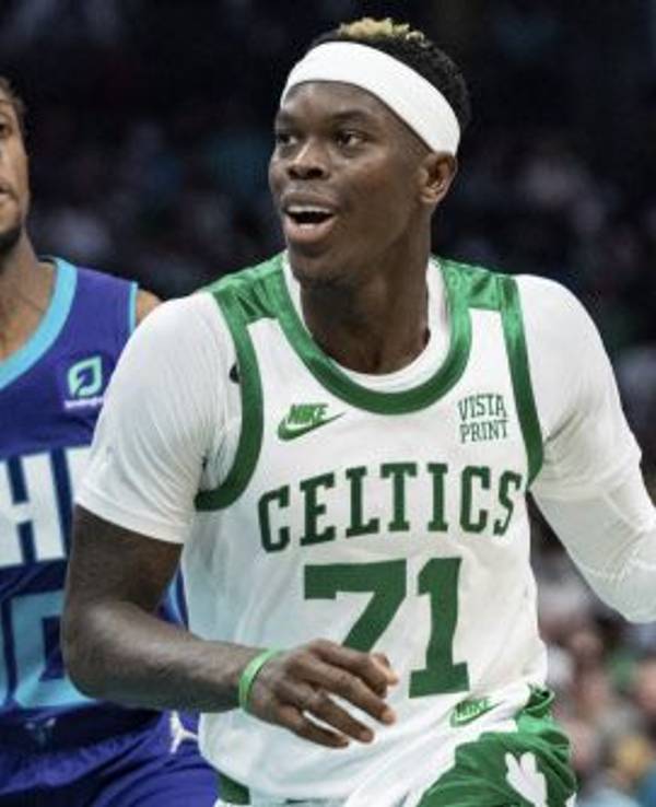 Dennis Schröder dribbelt mit dem Ball.