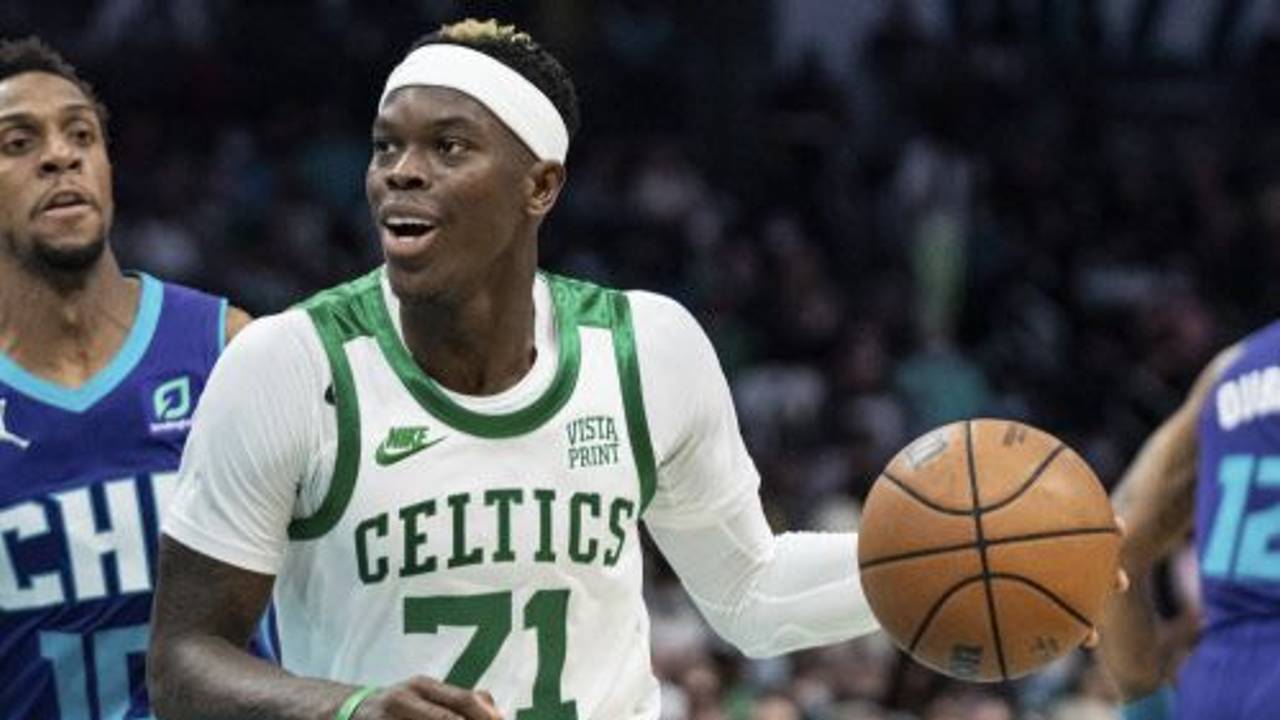 Dennis Schröder dribbelt mit dem Ball.