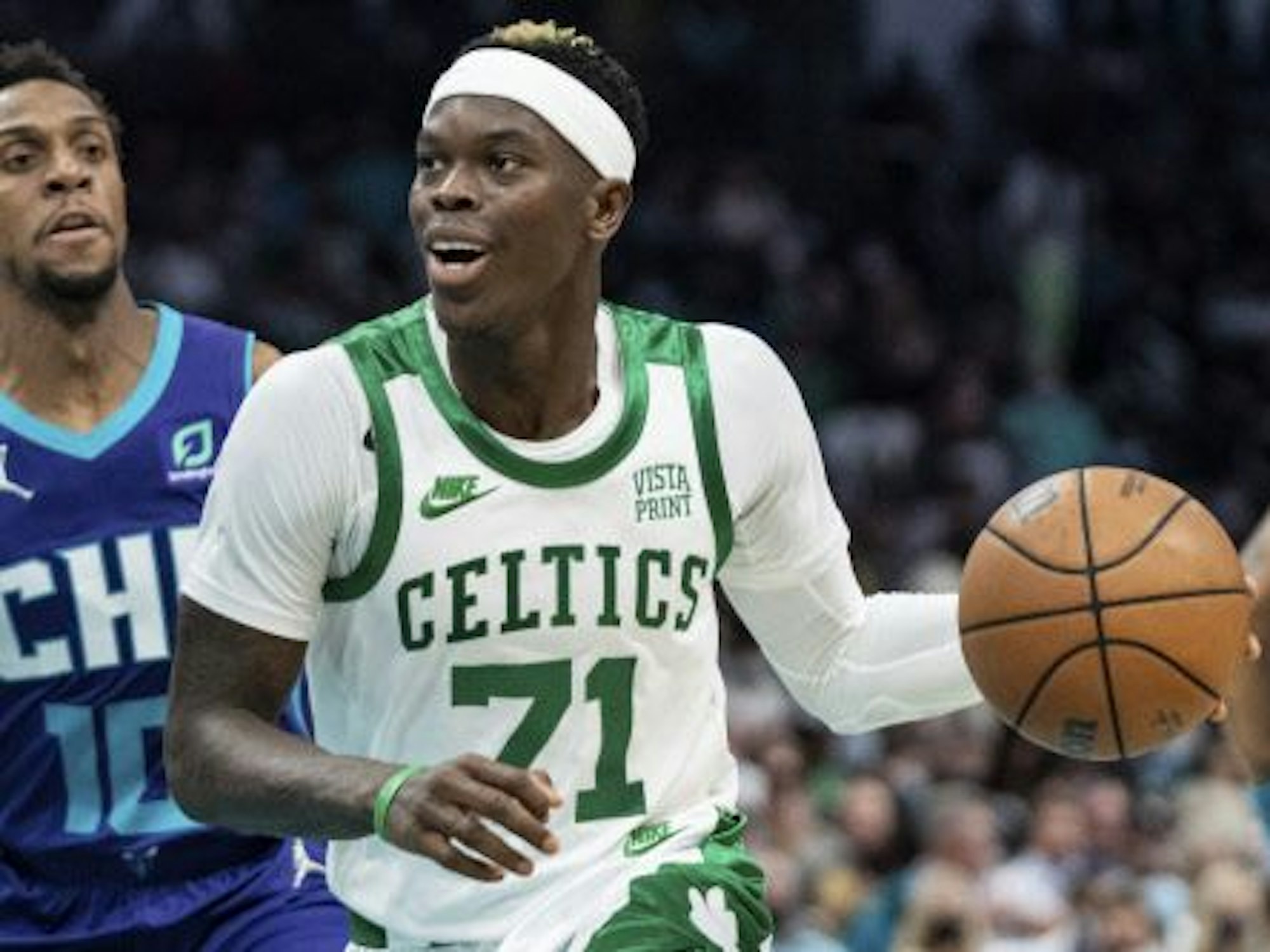 Dennis Schröder dribbelt mit dem Ball.