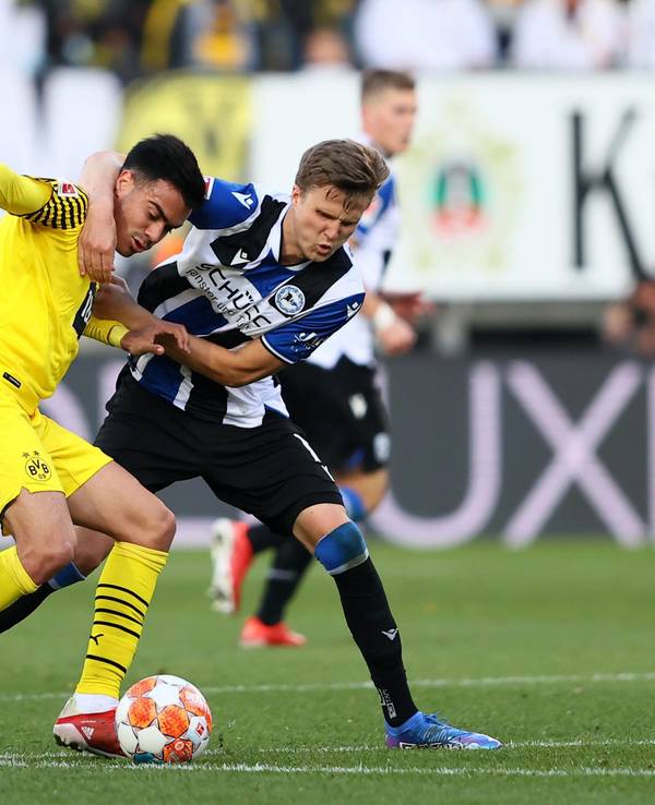 Reinier von Borussia Dortmund im Zweikampf mit Fabian Kunze von Arminia Bielefeld.