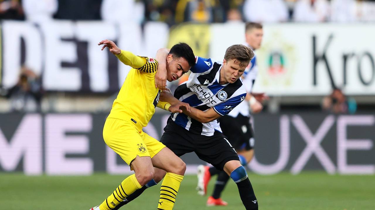 Reinier von Borussia Dortmund im Zweikampf mit Fabian Kunze von Arminia Bielefeld.