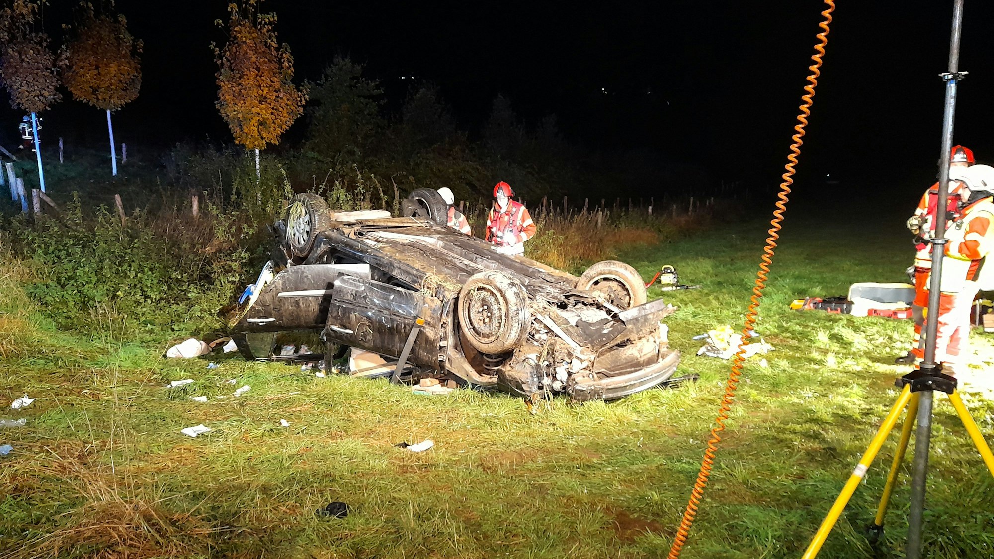 Am 25. Oktober kam ein Fahrzeug von der BAB 44 ab und landete im Feld. Eine Person wurde dabei eingeklemmt.