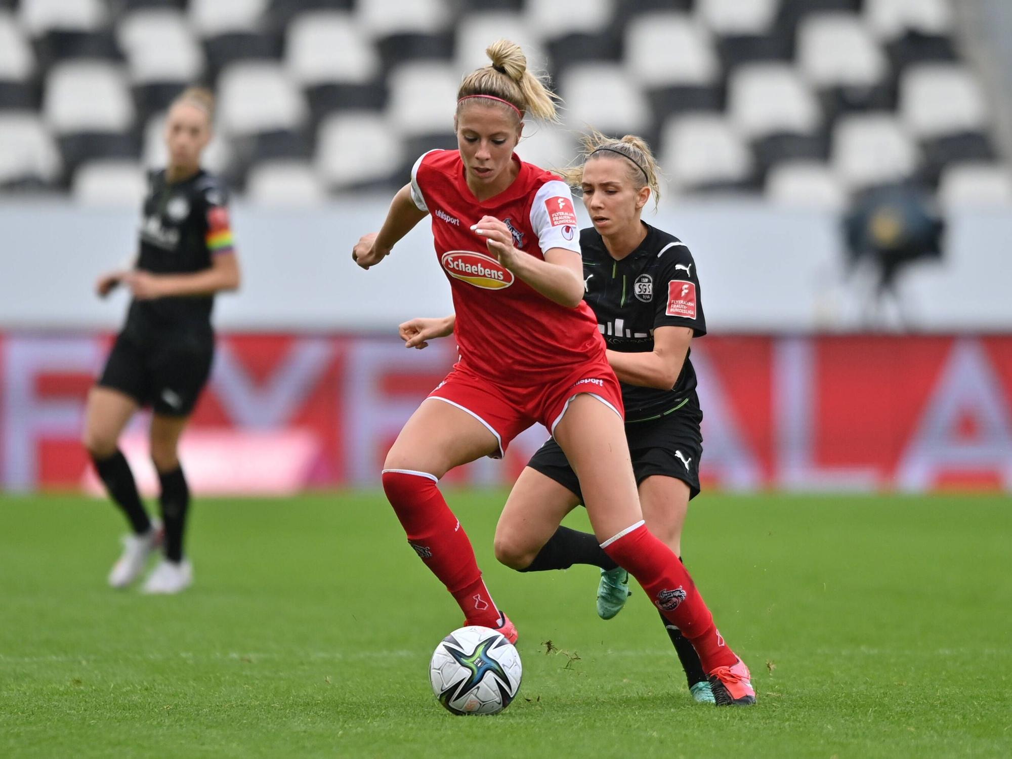 Sharon Beck schirmt den Ball im Spiel gegen ihren Ex-Klub SGS Essen vor einer Gegenspielerin ab.