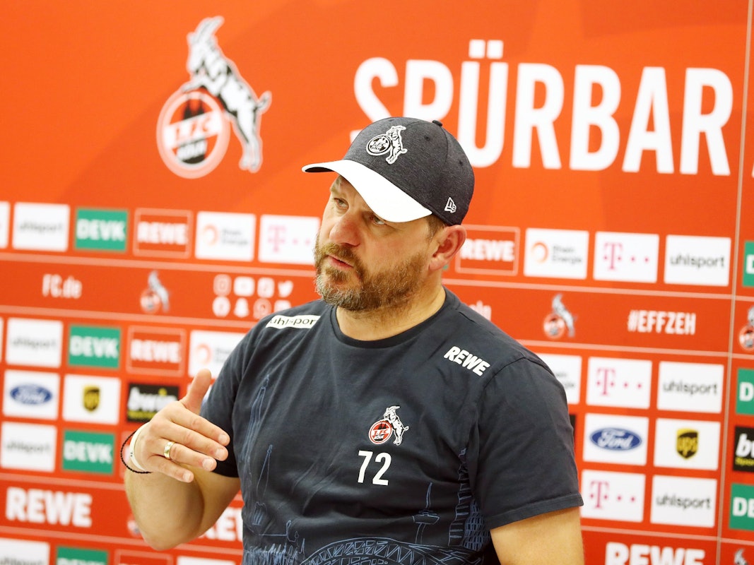 Steffen Baumgart bei einer Pressekonferenz des 1. FC Köln