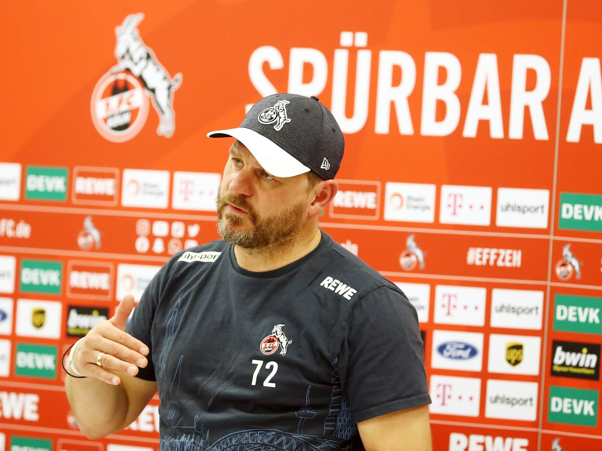 Steffen Baumgart bei einer Pressekonferenz des 1. FC Köln
