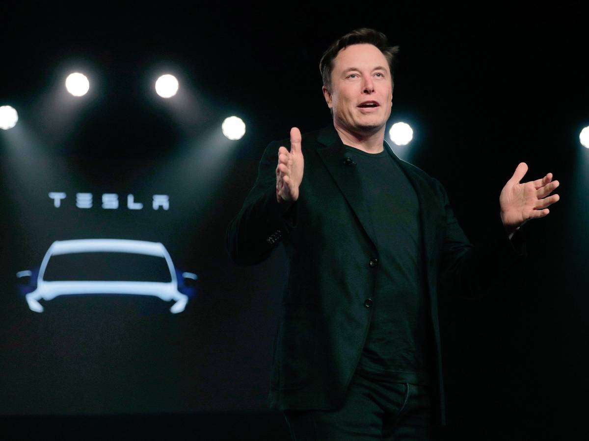 Tesla befindet sich momentan auf der Überholspur: Mit einer milliardenschweren Großbestellung des Autovermieters Hertz setzt der Konzern ein weiteres Ausrufezeichen. Auf dem Foto (aufgenommen am 14. März 2019) sieht man Teslas CEO Elon Musk, im Hintergrund das Tesla-Logo.