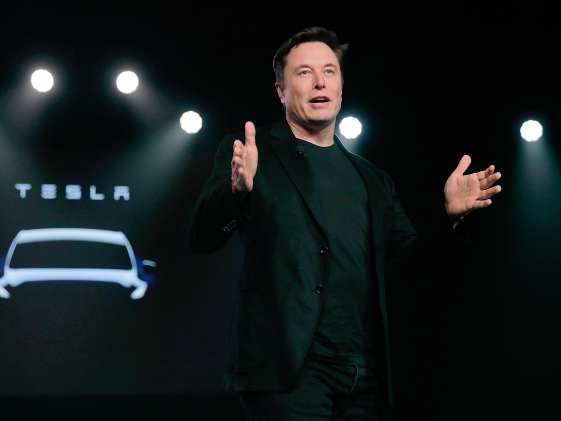 Tesla befindet sich momentan auf der Überholspur: Mit einer milliardenschweren Großbestellung des Autovermieters Hertz setzt der Konzern ein weiteres Ausrufezeichen. Auf dem Foto (aufgenommen am 14. März 2019) sieht man Teslas CEO Elon Musk, im Hintergrund das Tesla-Logo.