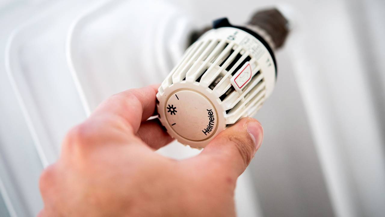 Das Heizen im Winter ist für viele nicht gerade billig. Doch es gibt einige Tipps, um Strom und Geld beim Heizen zu sparen. Auf dem Symbolfoto (aufgenommen am 4. Oktober 2021) sieht man einen Mann, der in einer Wohnung am Thermostat einer Heizung dreht.
