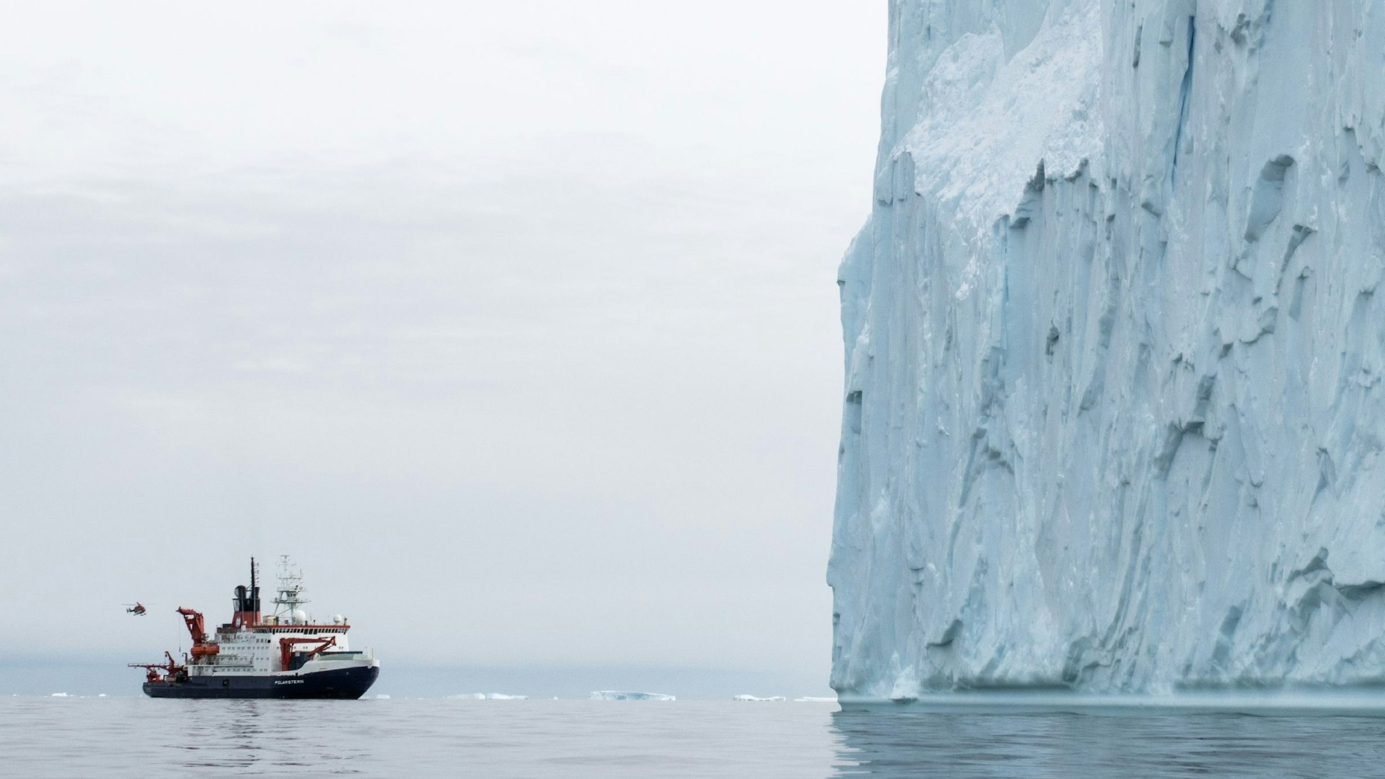 Der Pine-Island-Gletscher schmilzt mit alarmierender Geschwindigkeit und stellt somit eine enorme Bedrohung für die zu schnelle Erhöhung des Meeresspiegels dar. Auf dem Foto (aufgenommen am 19. Februar 2017) ist das deutsche Forschungsschiff „Polarstern“ zu sehen, welches in der Pine-Island-Bucht in der Westantarktis fährt.