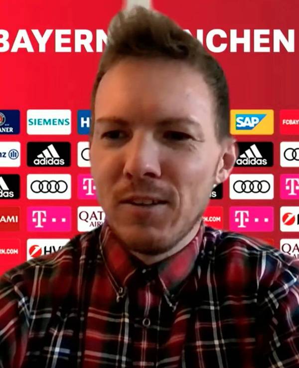 Julian Nagelsmann sitzt auf dem Podium bei der Pressekonferenz des FC Bayern.