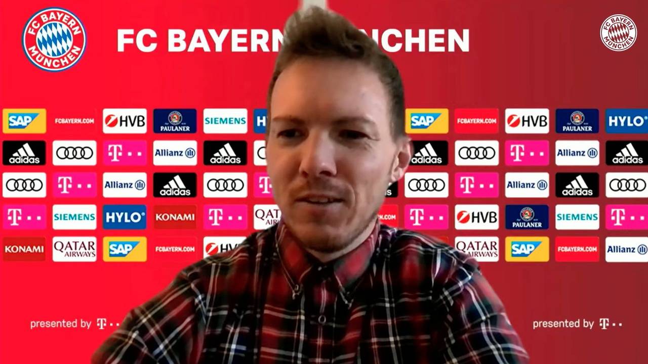 Julian Nagelsmann sitzt auf dem Podium bei der Pressekonferenz des FC Bayern.
