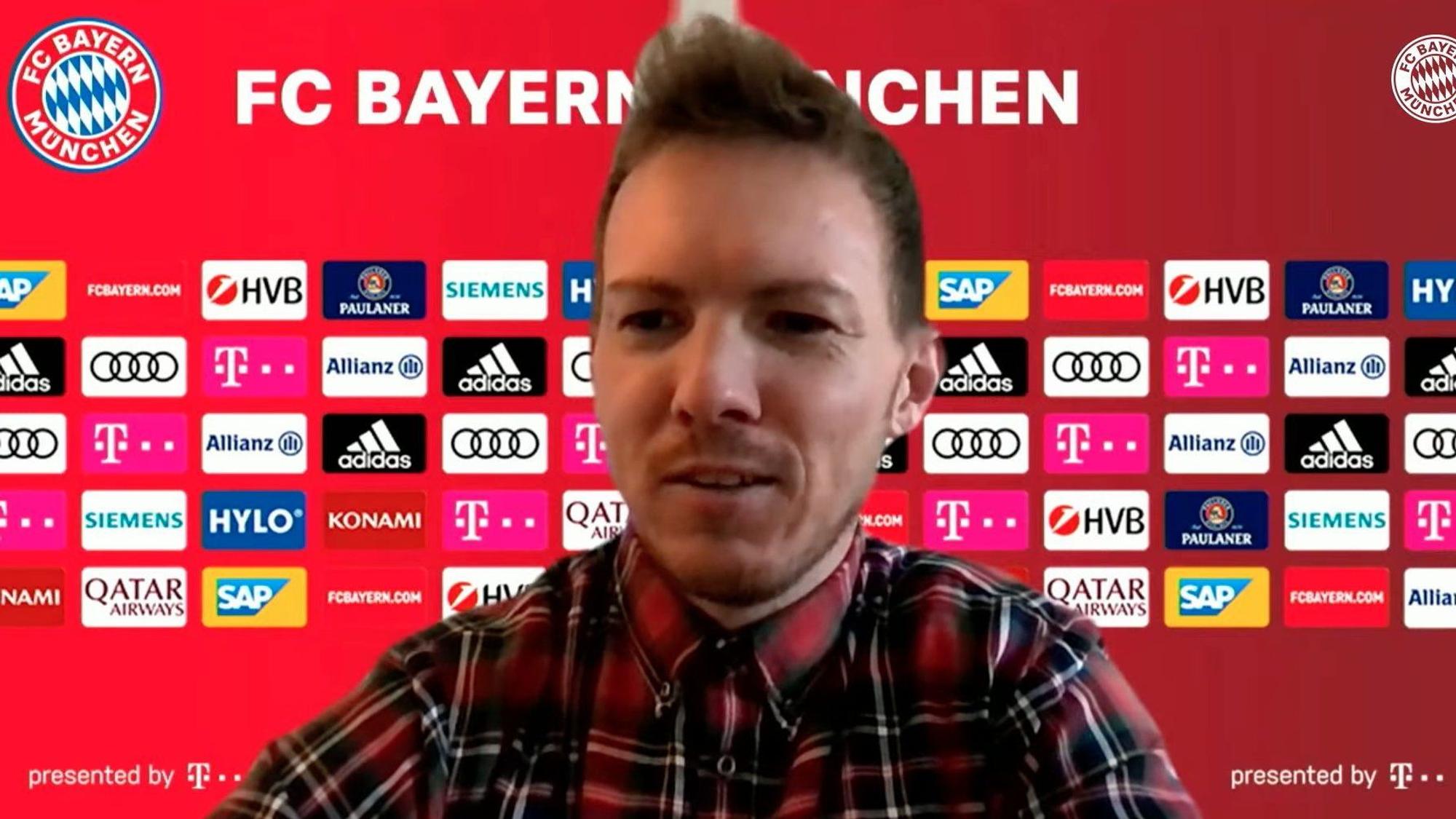 Julian Nagelsmann sitzt auf dem Podium bei der Pressekonferenz des FC Bayern.