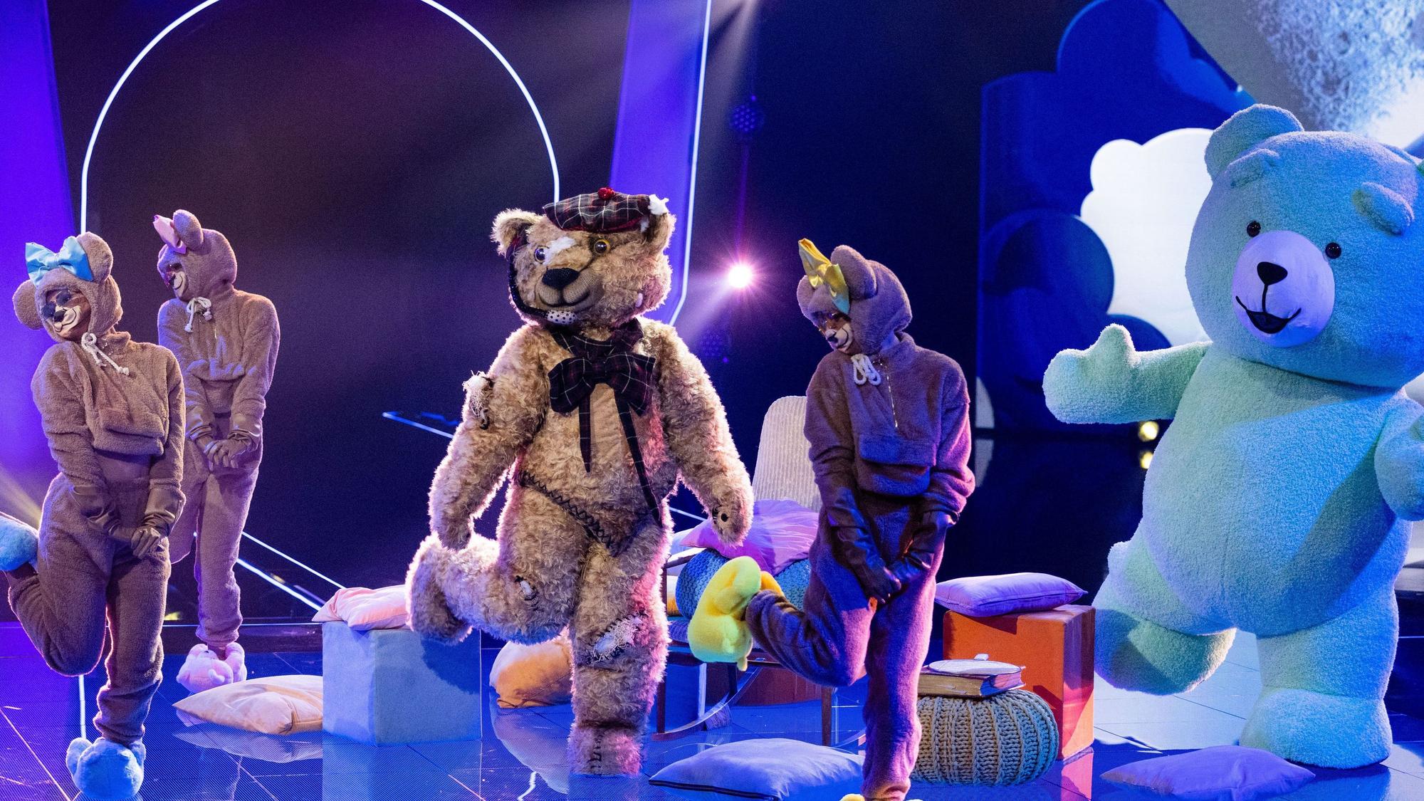 23.10.2021, Nordrhein-Westfalen, Köln: Die Figur «Der Teddy» steht in der Prosieben-Show «The Masked Singer» auf der Bühne. Foto: Rolf Vennenbernd/dpa +++ dpa-Bildfunk +++