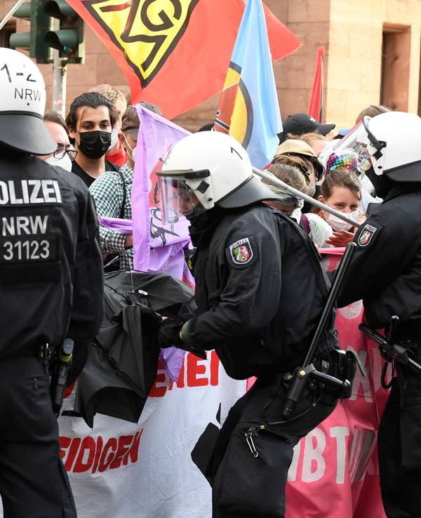 Polizisten kesseln einen Teil der Demonstranten, die gegen das geplante Versammlungsgesetz in Nordrhein-Westfalen protestieren, ein.