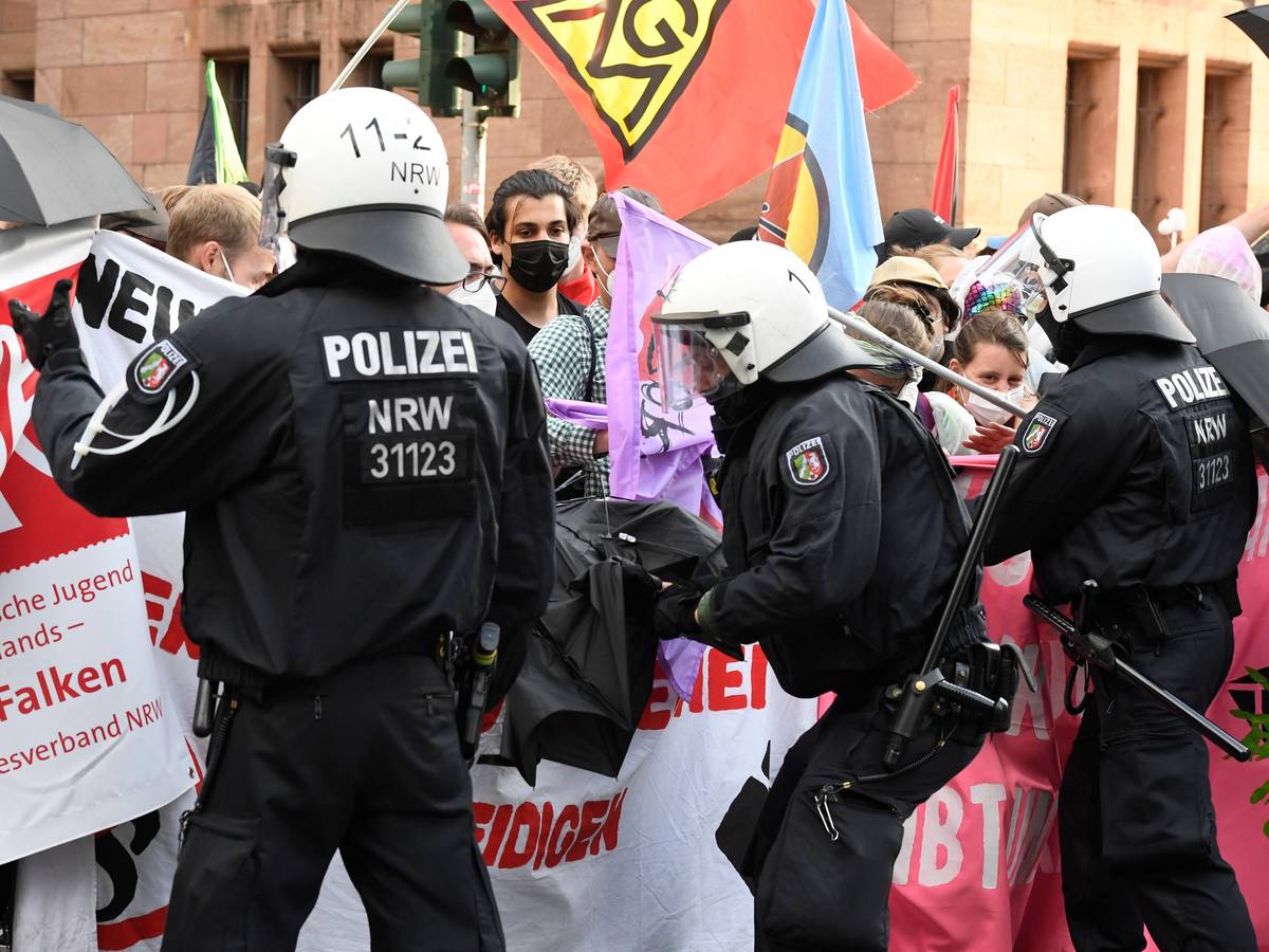 Polizisten kesseln einen Teil der Demonstranten, die gegen das geplante Versammlungsgesetz in Nordrhein-Westfalen protestieren, ein.