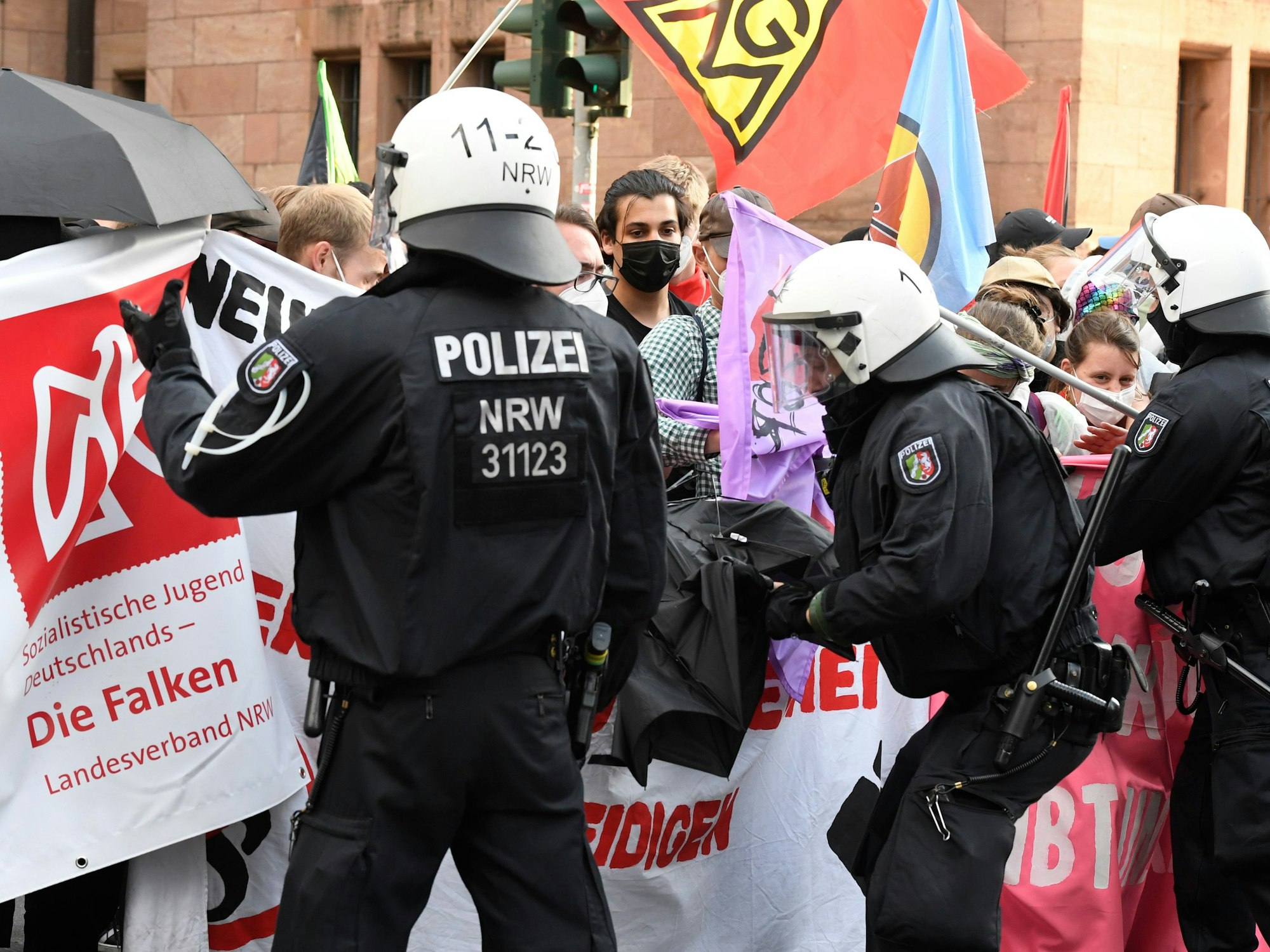 Polizisten kesseln einen Teil der Demonstranten, die gegen das geplante Versammlungsgesetz in Nordrhein-Westfalen protestieren, ein.