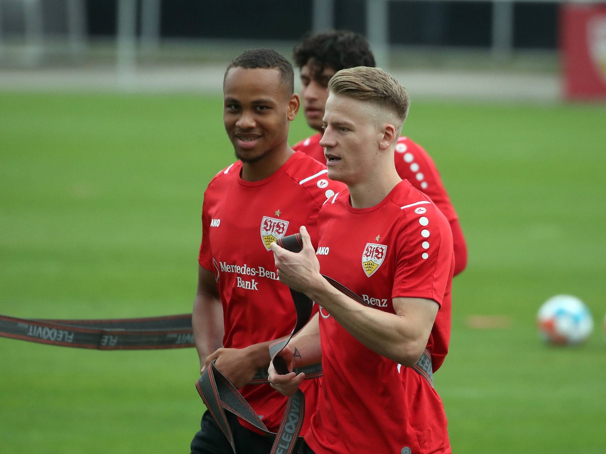 Nikolas Nartey und Chris Führich gut gelaunt im Training des VfB Stuttgart.