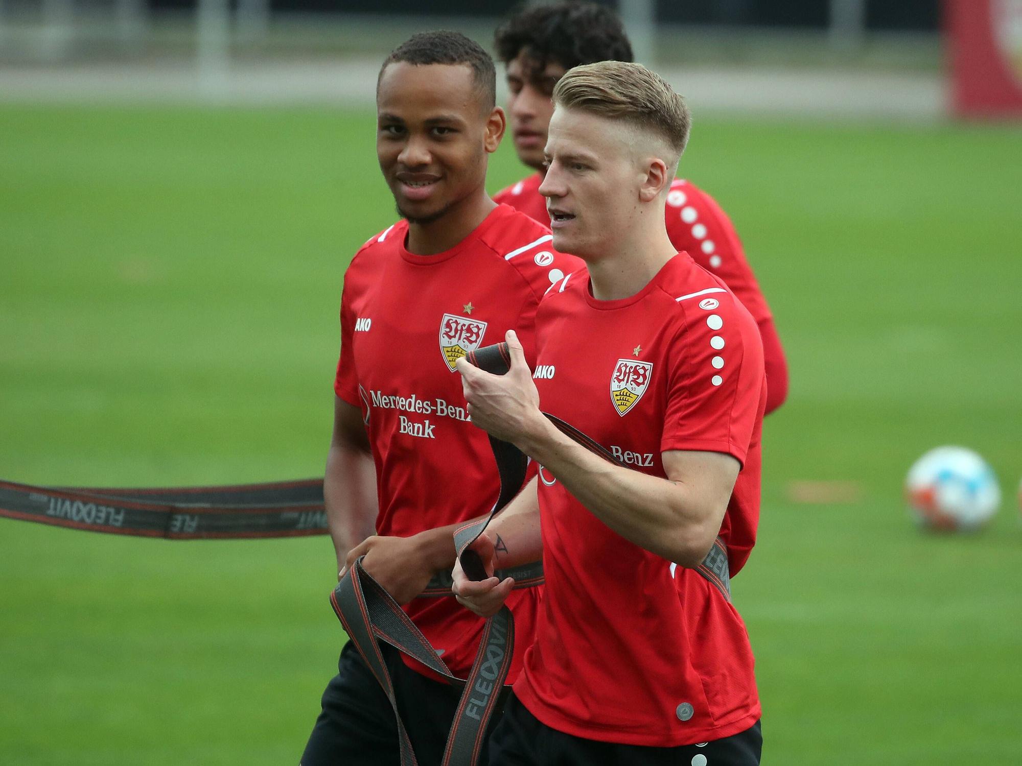 Nikolas Nartey und Chris Führich gut gelaunt im Training des VfB Stuttgart.