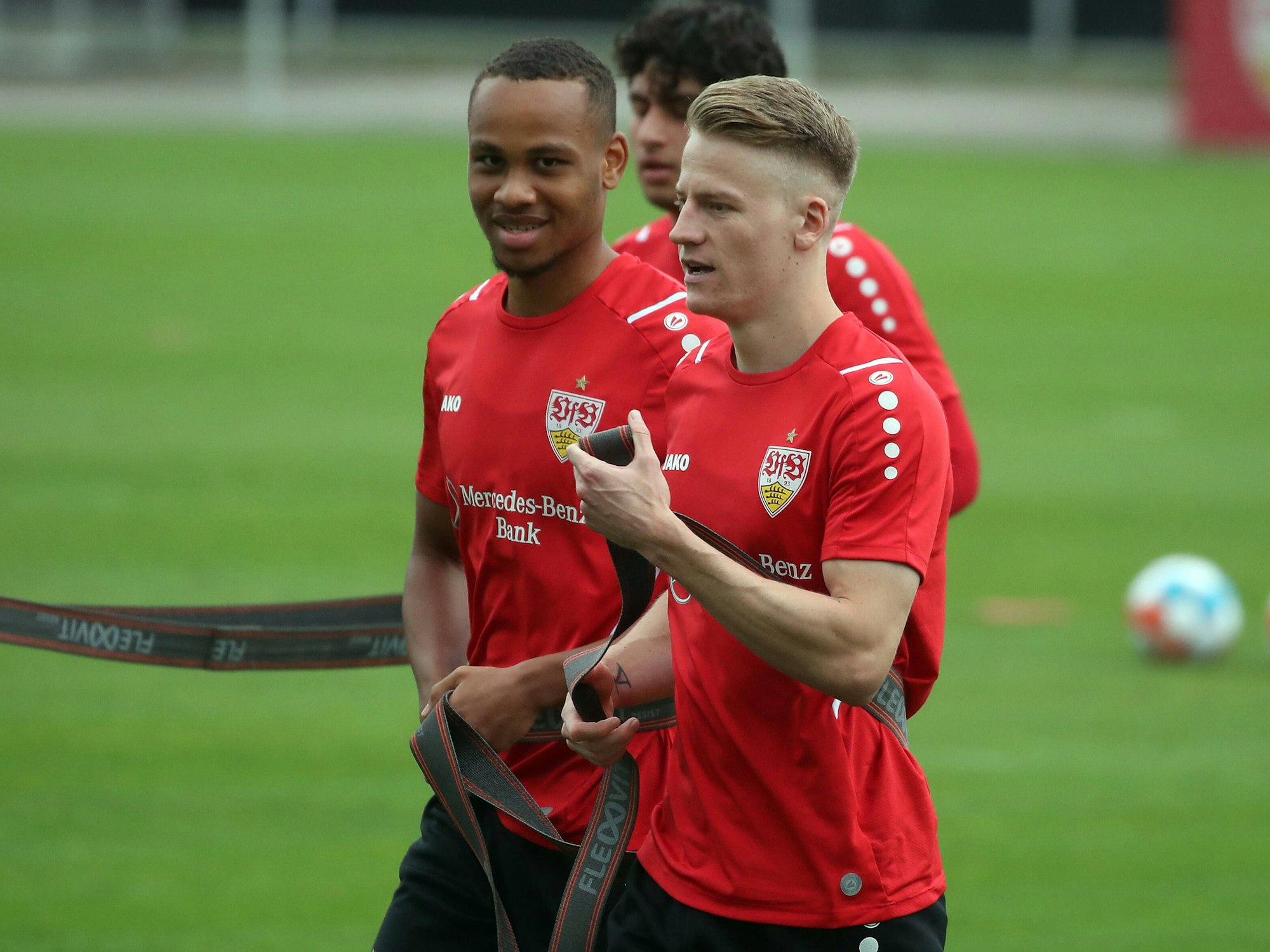 Nikolas Nartey und Chris Führich gut gelaunt im Training des VfB Stuttgart.
