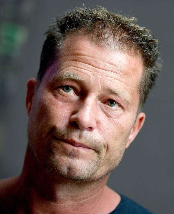 Til Schweiger schaut skeptisch.