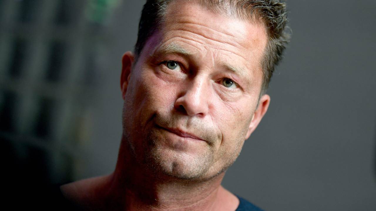 Til Schweiger schaut skeptisch.