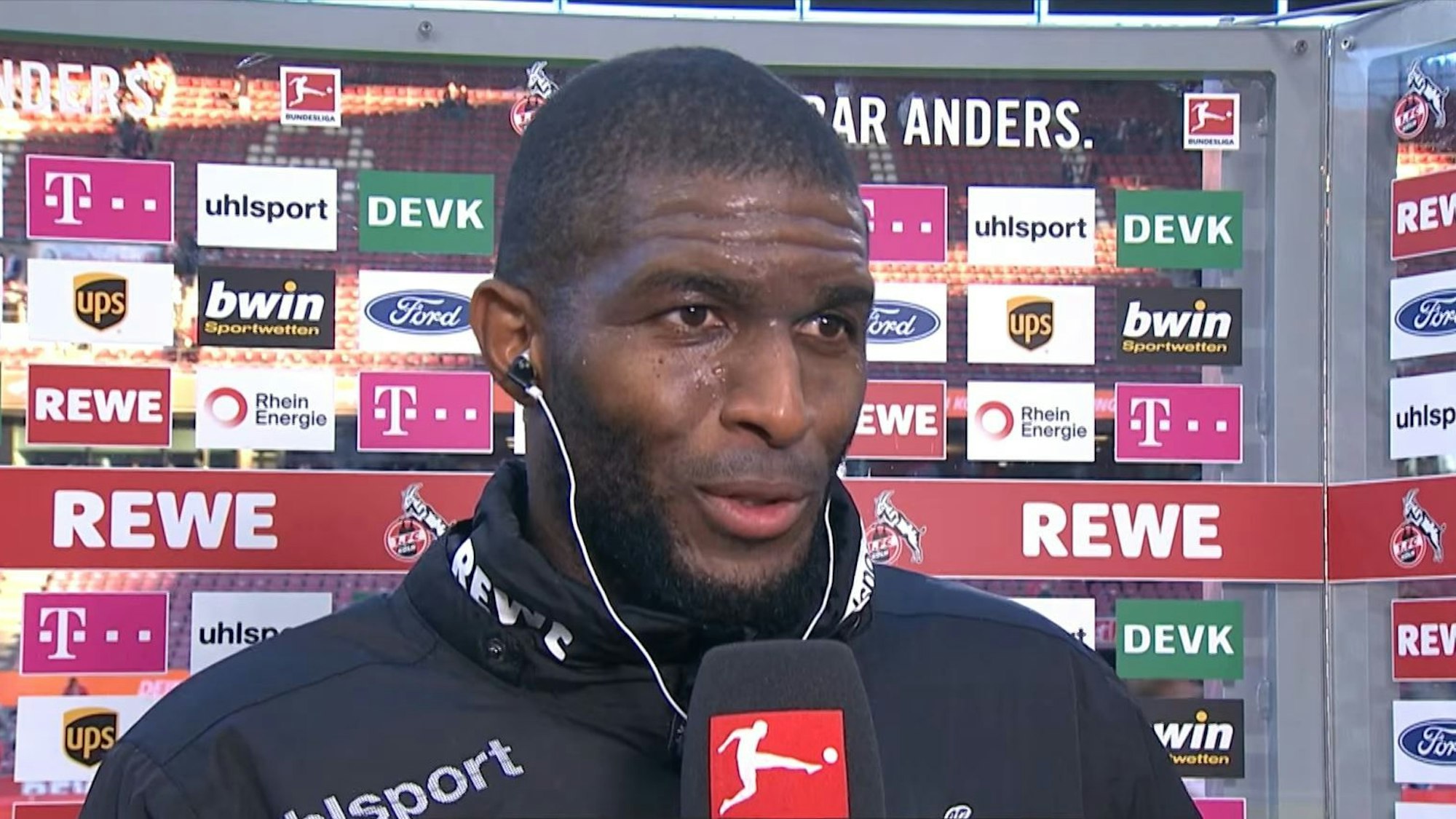 Anthony Modeste gibt nach dem 2:2 des 1. FC Köln gegen Bayer Leverkusen ein Interview.
