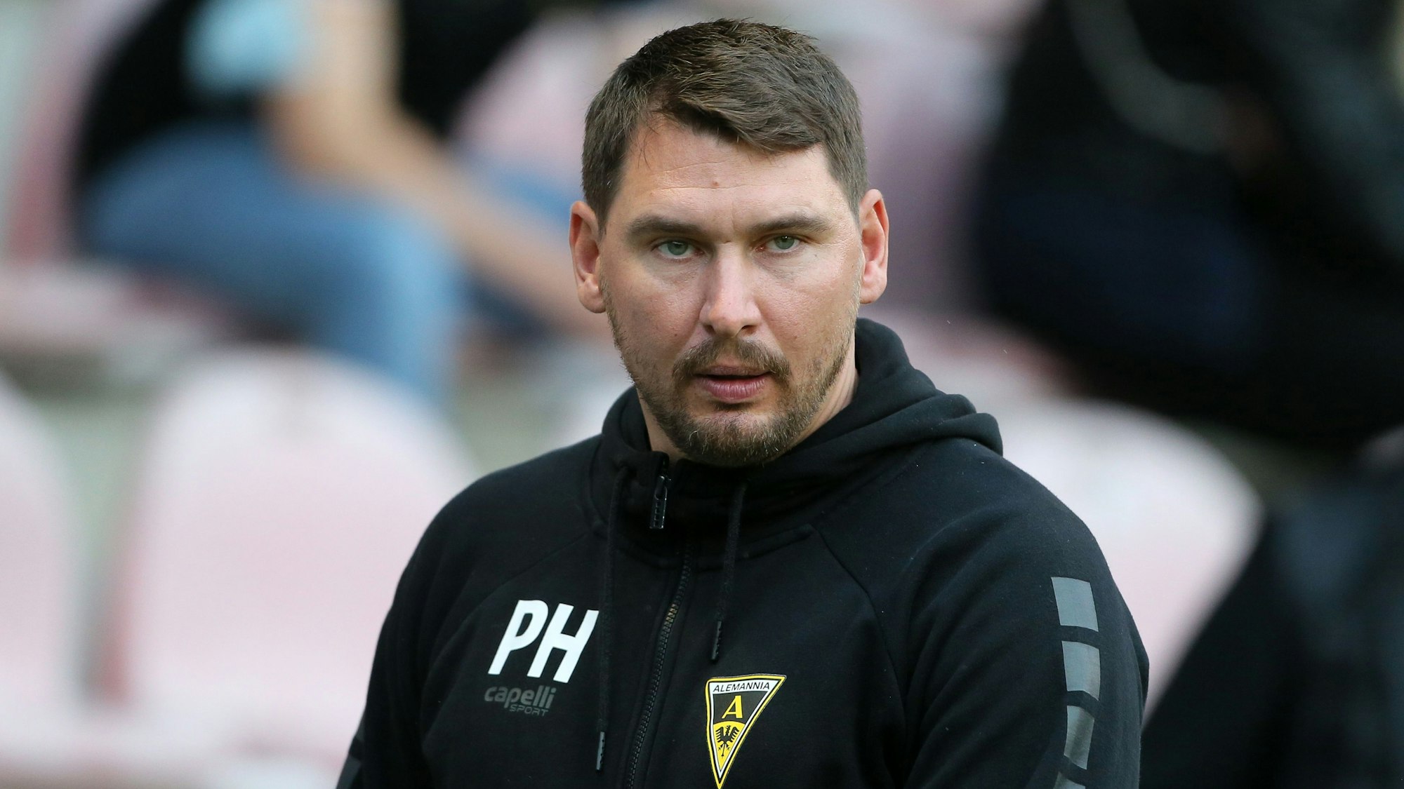 Patrick Helmes steht beim Spiel von Alemannia Aachen am Spielfeldrand.