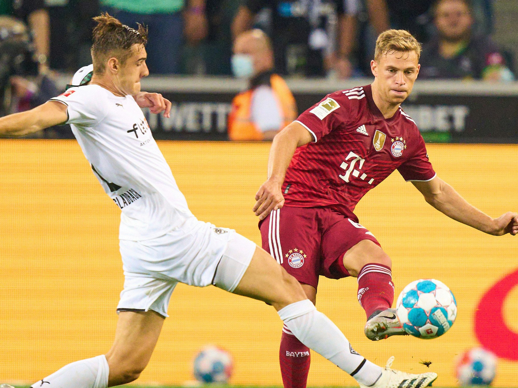 Florian Neuhaus versucht erfolglos den Pass von Joshua Kimmich zu blocken.