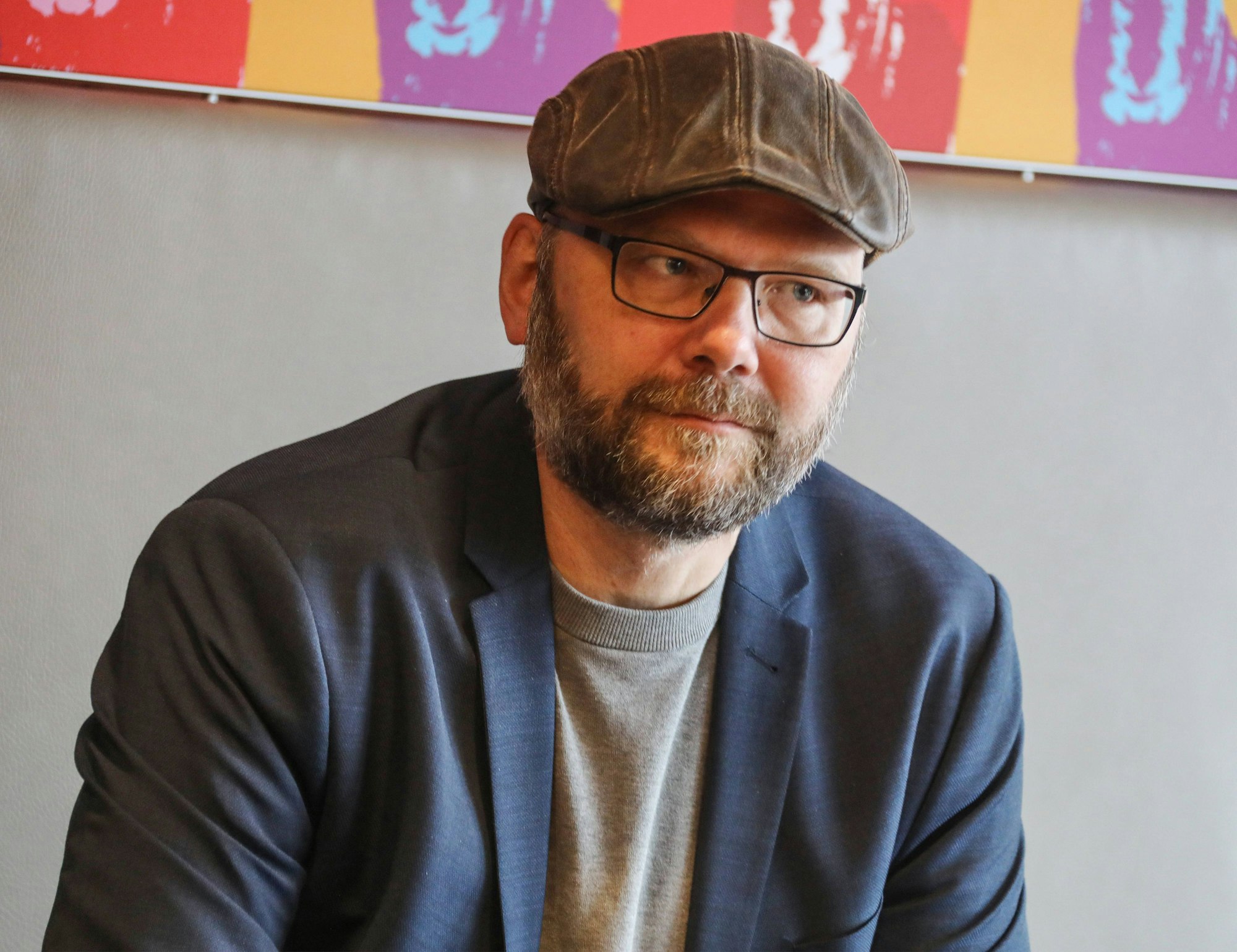 KEC-Geschäftsführer Philipp Walter trägt eine Schiebermütze.