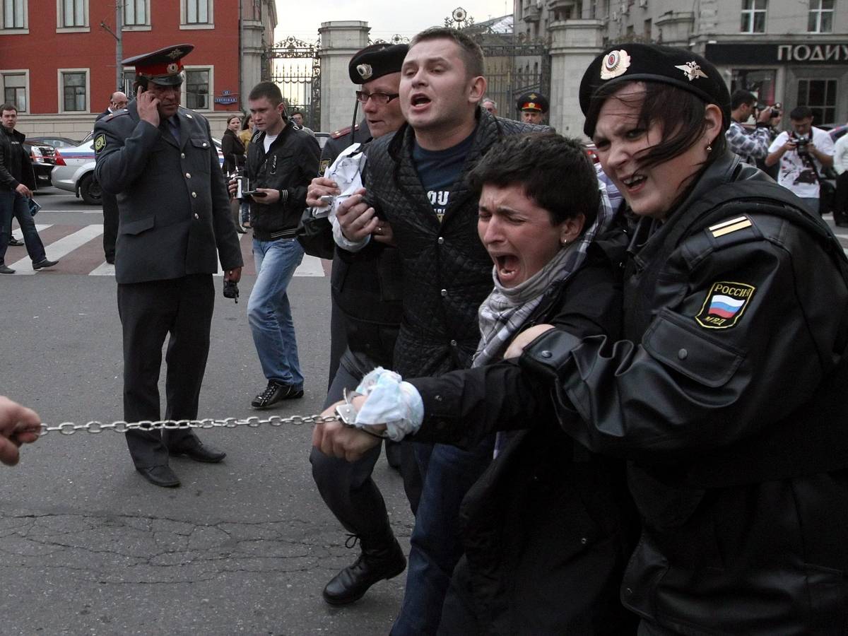 Moskau, Russland: Polizisten nehmen homosexuelle Aktivisten einer Gay-Pride-Veranstaltung fest.