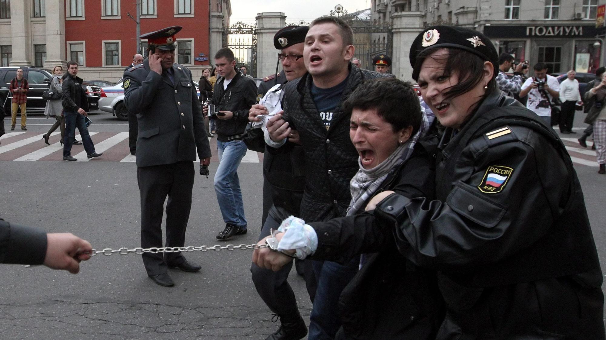 Moskau, Russland: Polizisten nehmen homosexuelle Aktivisten einer Gay-Pride-Veranstaltung fest.