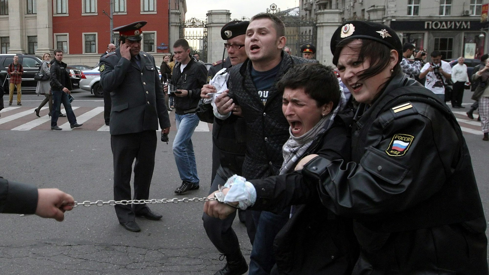 Moskau, Russland: Polizisten nehmen homosexuelle Aktivisten einer Gay-Pride-Veranstaltung fest.