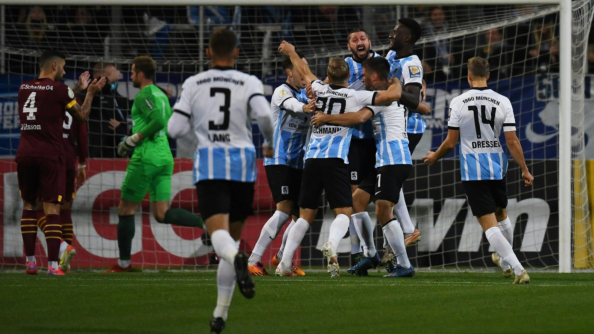 1860 München bejubelt im DFB-Pokal den entscheidenden Treffer beim Sieg gegen Schalke 04.