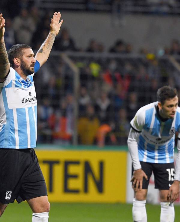 Sascha Mölders jubelt mit 1860 München im DFB-Pokal gegen Schalke 04.