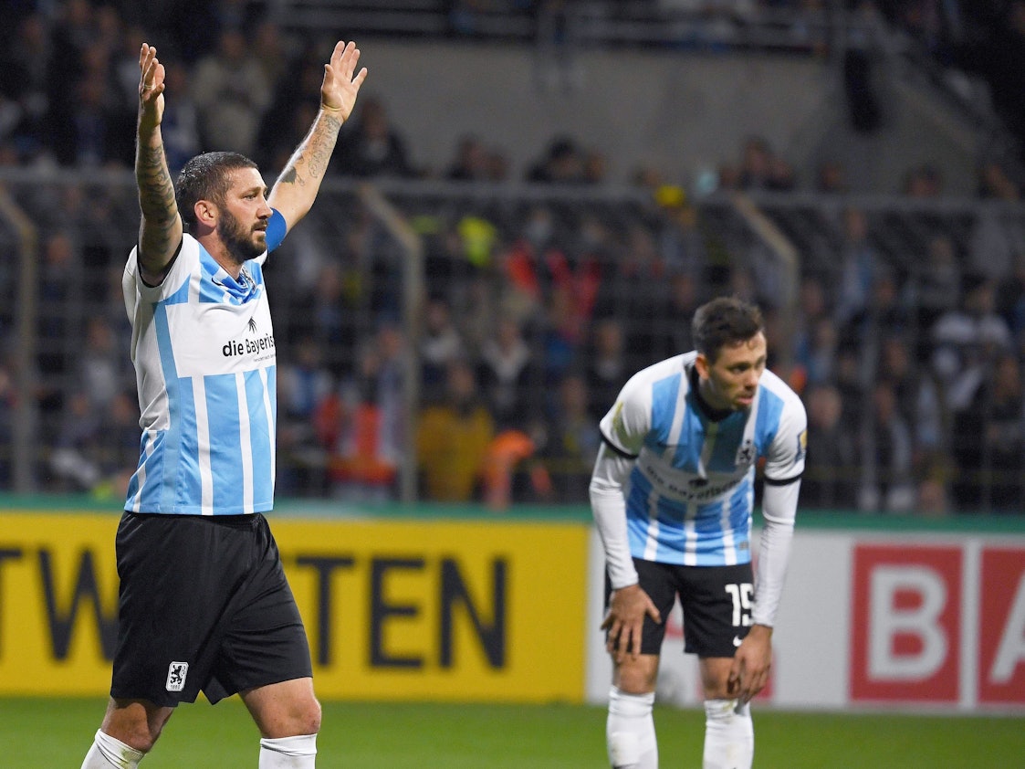 Sascha Mölders jubelt mit 1860 München im DFB-Pokal gegen Schalke 04.