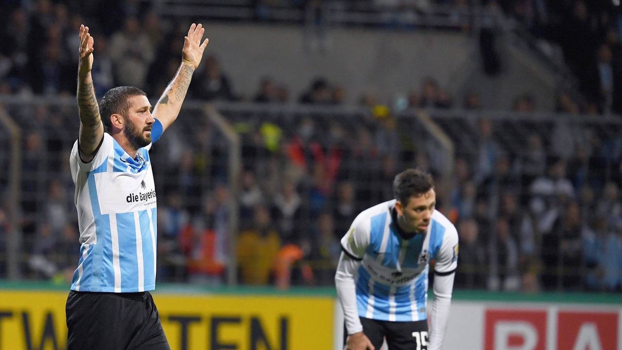 Sascha Mölders jubelt mit 1860 München im DFB-Pokal gegen Schalke 04.